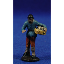 Pastor con cesto peces 5 cm barro pintado Figuralia