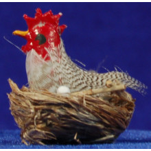 Gallina ponedora con plumas 4 cm mimbre