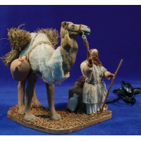 Camellero y camello de pie  movimiento 12 cm barro pintado