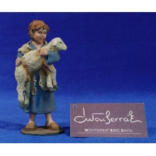 Niño con cordero adorando 20 cm resina Montserrat Ribes