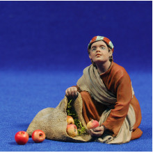 Niño con saco manzanas Nathan 17 cm resina Montserrat Ribes