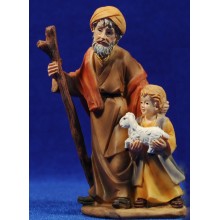Pastor viejo con niño y cordero pequeño en brazos 11 cm resina